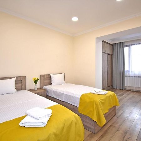 2 Bedroom Apartment, Quiet And Spacious Yerevan Exterior photo