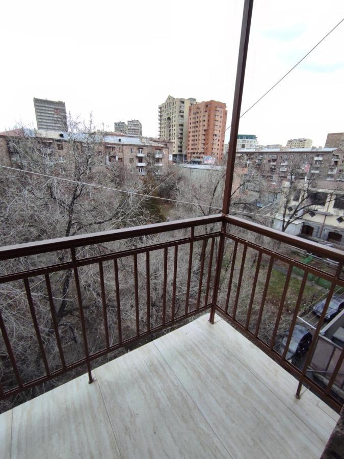2 Bedroom Apartment, Quiet And Spacious Yerevan Exterior photo