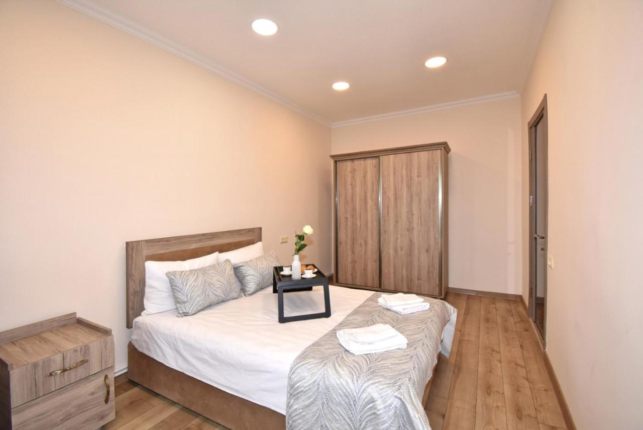2 Bedroom Apartment, Quiet And Spacious Yerevan Exterior photo