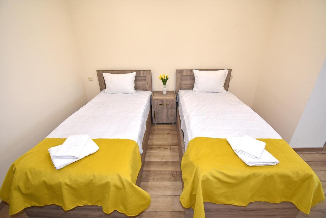 2 Bedroom Apartment, Quiet And Spacious Yerevan Exterior photo