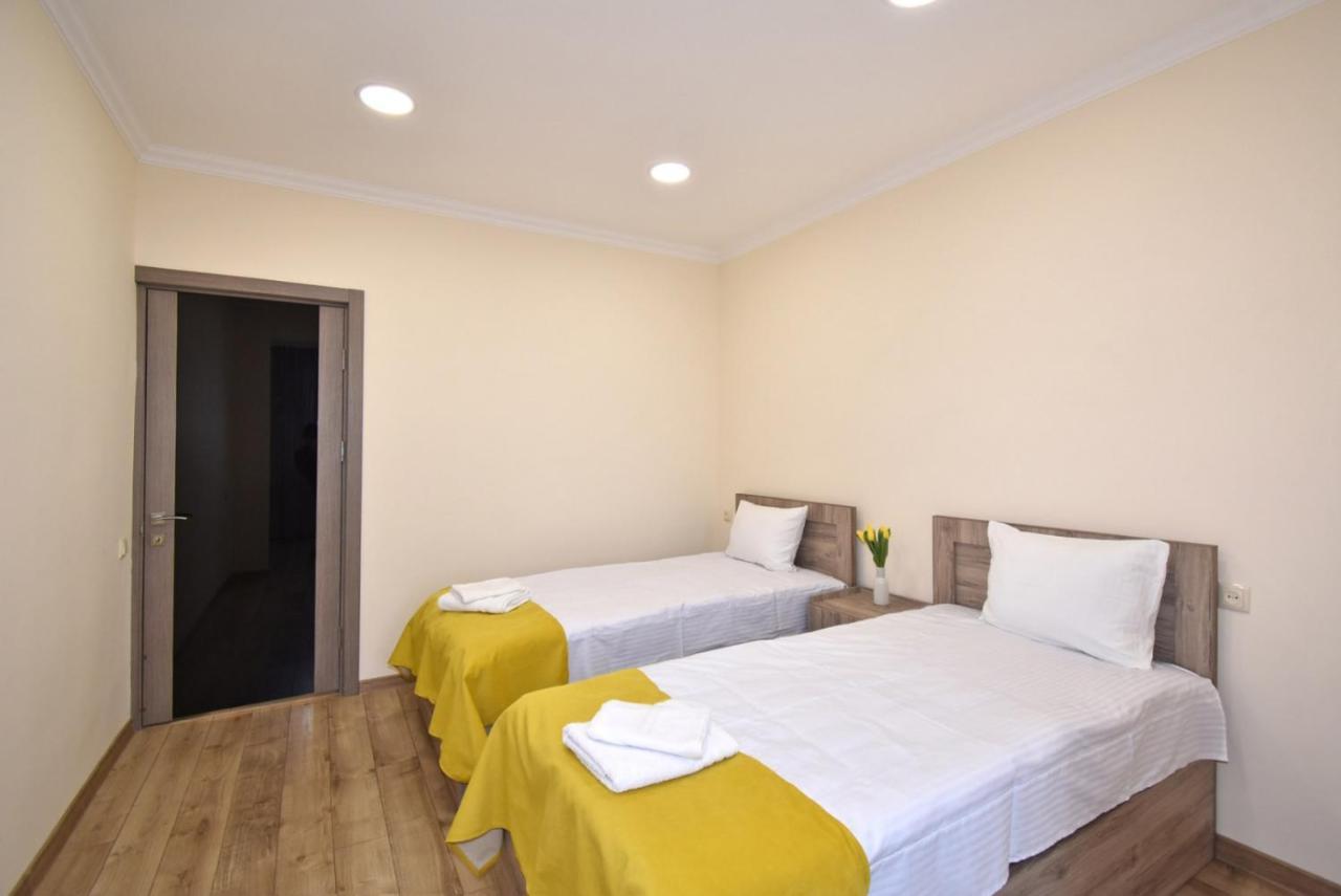 2 Bedroom Apartment, Quiet And Spacious Yerevan Exterior photo