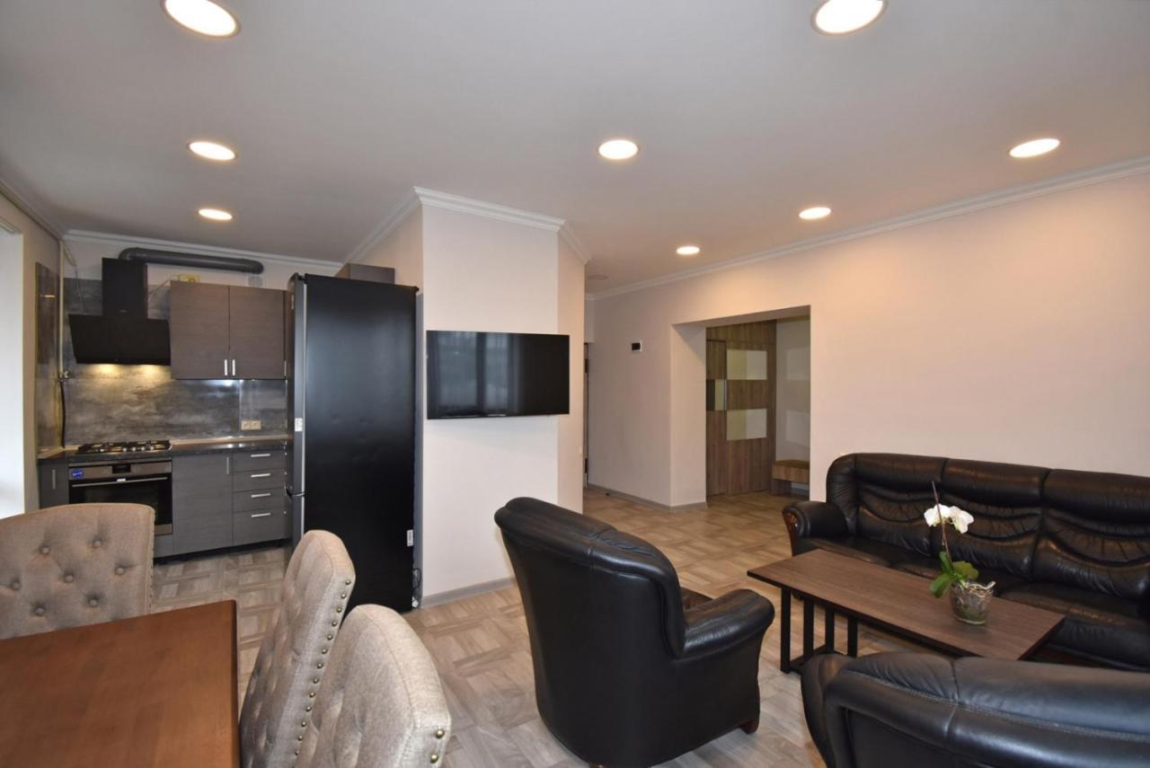 2 Bedroom Apartment, Quiet And Spacious Yerevan Exterior photo